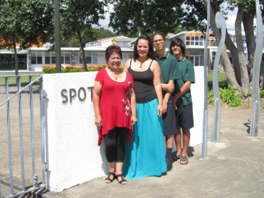 Vicki Erueti 3 generation family in front of gate 004